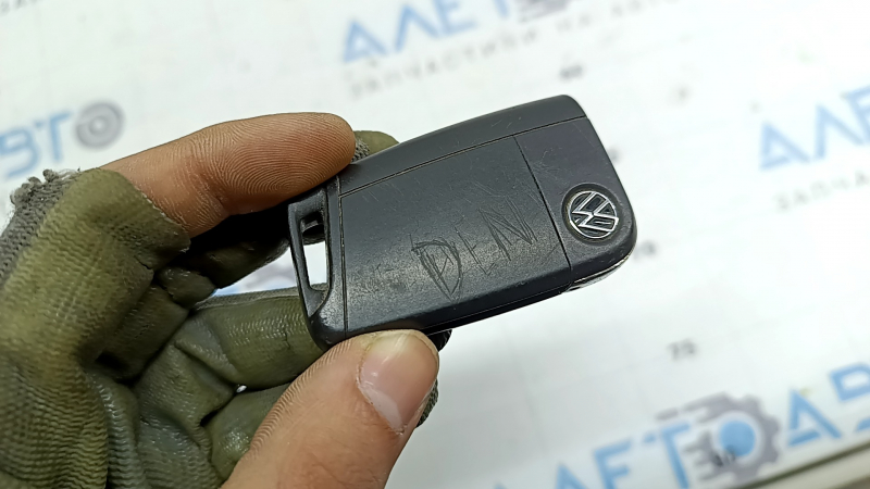 Ключ VW Jetta 20-26 4 кнопки, раскладной, царапины