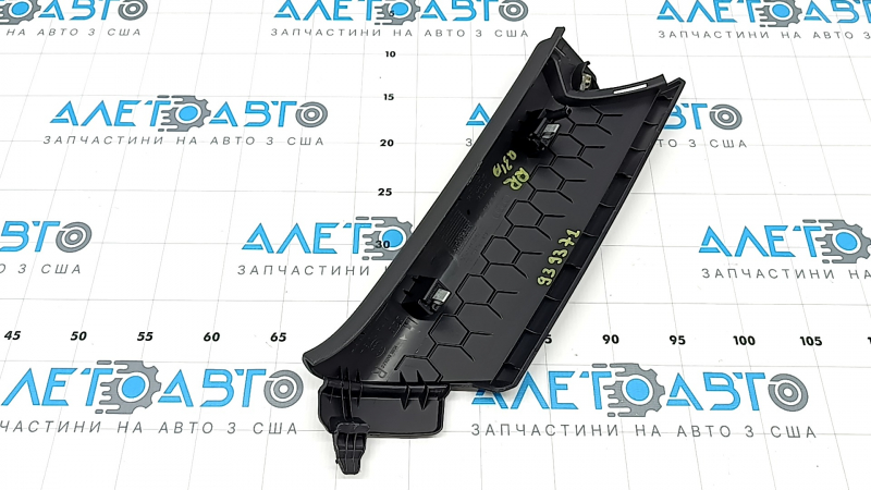 Накладка задней стойки перед форточкой правая Audi Q3 83A 19-25 черная, потертость
