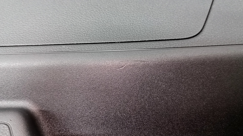 Обшивка двери багажника нижняя Audi Q3 83A 19-25 с заглушками, черная, царапины