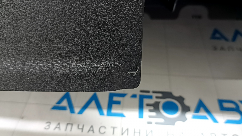 Обшивка двери багажника нижняя Audi Q3 83A 19-25 с заглушками, черная, царапины