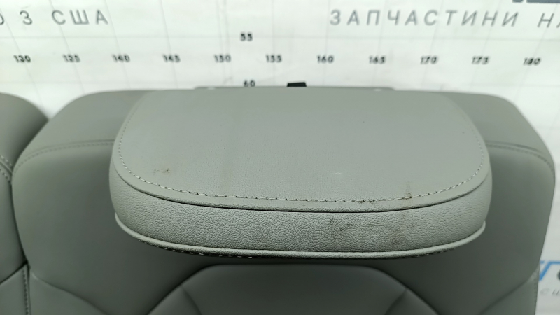 Спинка заднего 3-го ряда сидений Audi Q7 20-24 кожа серая, с подголовниками, защелками и кронштейном, надрывы, царапины на пластике, под химчистку