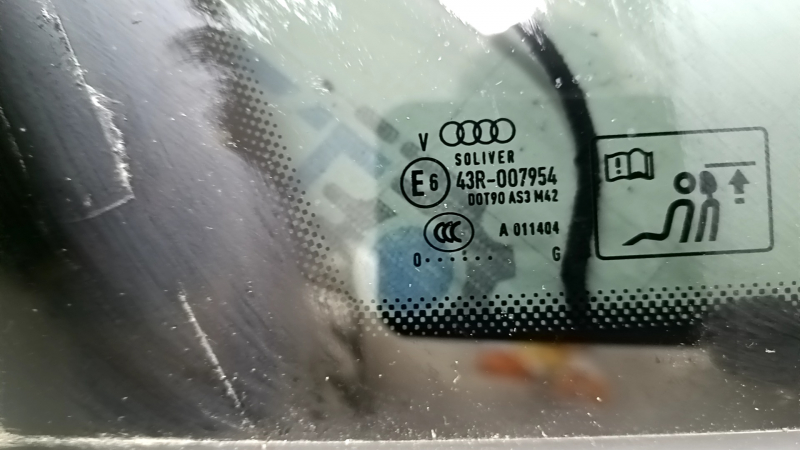 Форточка глухое стекло задняя левая Audi Q7 19-26 тонировка, с молдингом хром