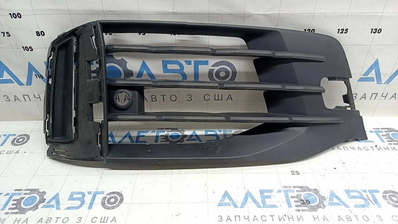 Решетка переднего бампера правая Audi Q7 20-26 структура, под парктроник и заглушку буксир крюка, треснута
