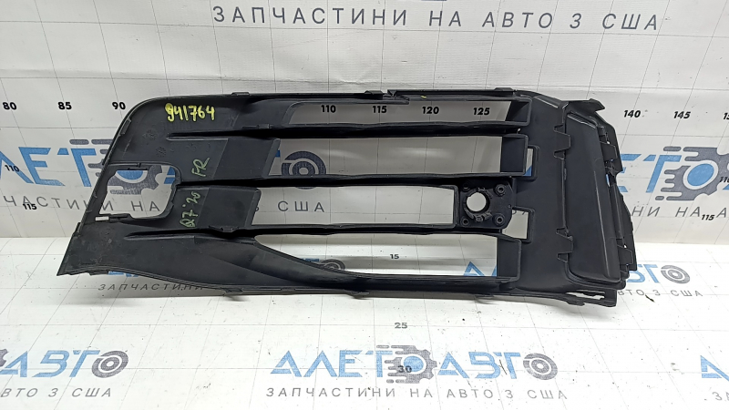 Решетка переднего бампера правая Audi Q7 20-26 структура, под парктроник и заглушку буксир крюка, треснута