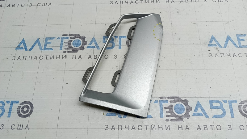 Молдинг решетки переднего бампера правый Audi Q7 20-24 серебро, царапины