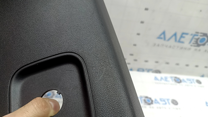 Накладка центральной консоли задняя Ford Escape MK4 20-21 черная, без прикуривателя, царапины, трещина в креплении