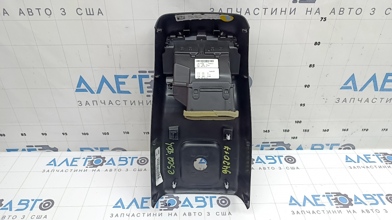 Накладка центральной консоли задняя Ford Escape MK4 20-21 черная, без прикуривателя, царапины, трещина в креплении