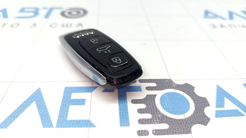 Ключ smart Audi Q7 21-26 4 кнопки, царапины, тычки, потерт