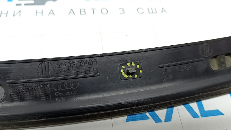 Уплотнитель капота передний правый Audi Q5 80A 18-24 сломано крепление