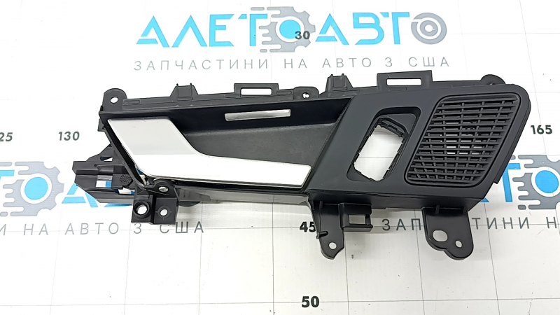 Ручка двери внутренняя задняя левая Audi Q5 80A 18-25 хром, с черной накладкой и сеткой пищалки, с подсветкой