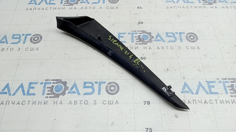 Накладка заднего бампера левая Toyota Sienna 21-26 черный глянец, потерта, сломано крепление