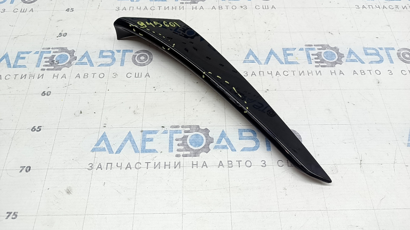 Накладка заднего бампера правая Toyota Sienna 21-26 черный глянец, потерта, сломано крепление, надломано крепление