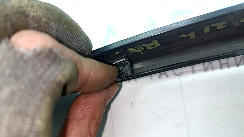 Накладка заднего бампера правая Toyota Sienna 21-26 черный глянец, потерта, сломано крепление, надломано крепление