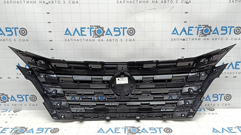 Решетка радиатора grill Nissan Rogue 24-26 без камеры