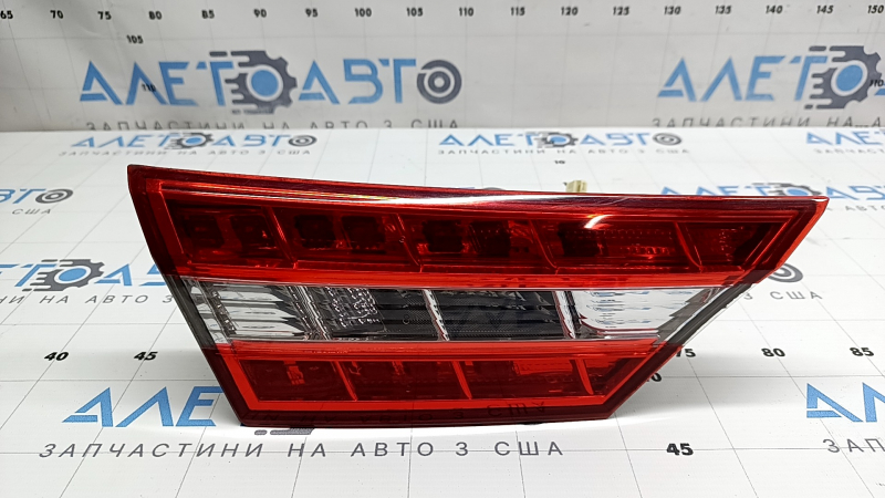 Фонарь внутренний крышка багажника левый Toyota Avalon 13-15 царапины