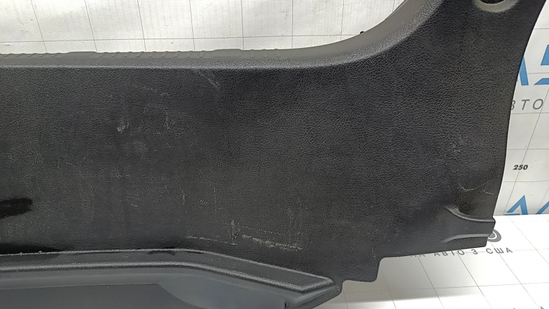Накладка проема багажника Toyota Avalon 13-18 черная, протерта, надломано крепление, побелел пластик
