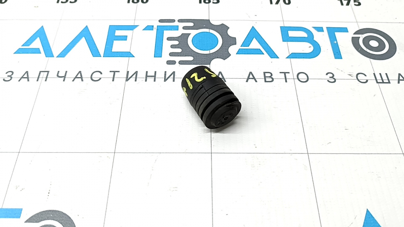 Отбойник капота правый Kia K5 21-26 на телевизоре