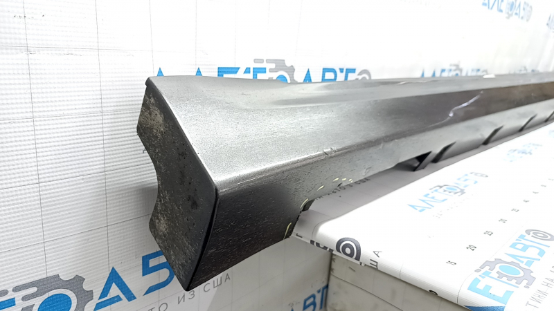 Порог правый Ford Fusion mk5 13-20 графит J7, царапины, надрыв, примяты крепления