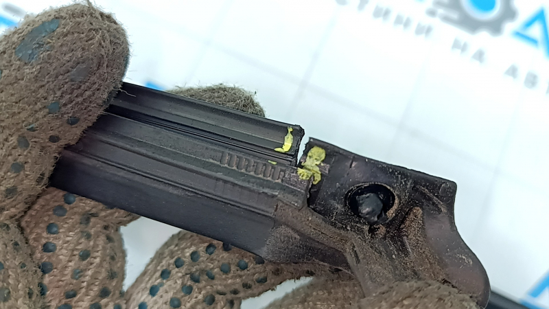 Уплотнитель двери задней левой Kia K5 21-24 надрывы