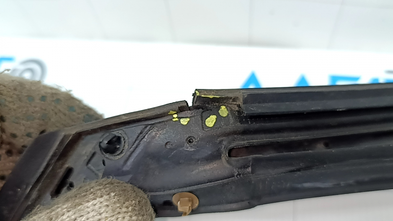 Уплотнитель двери задней левой Kia K5 21-24 надрывы