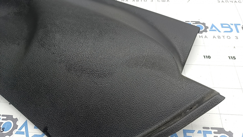 Накладка задней стойки нижняя левая VW Tiguan 09-18 черная, царапины