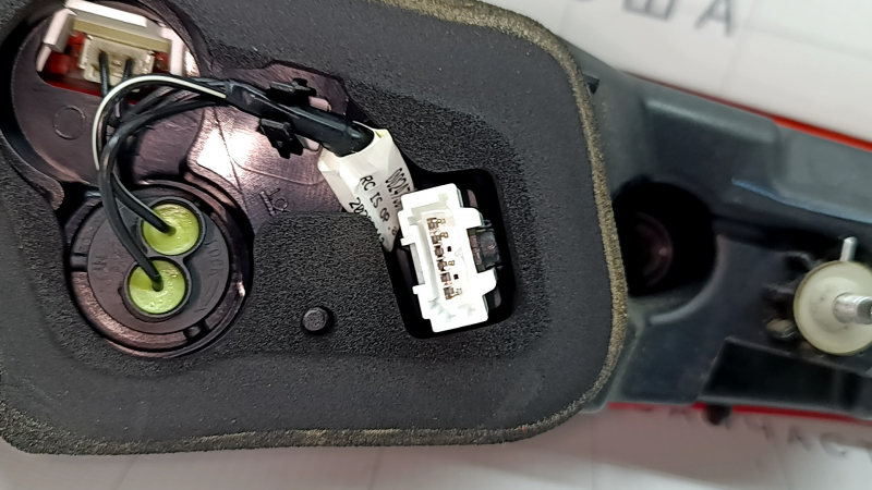 Фонарь внутренний крышка багажника центральный Kia K5 21-24 LED, тип 1, без камеры и кнопки, трещина