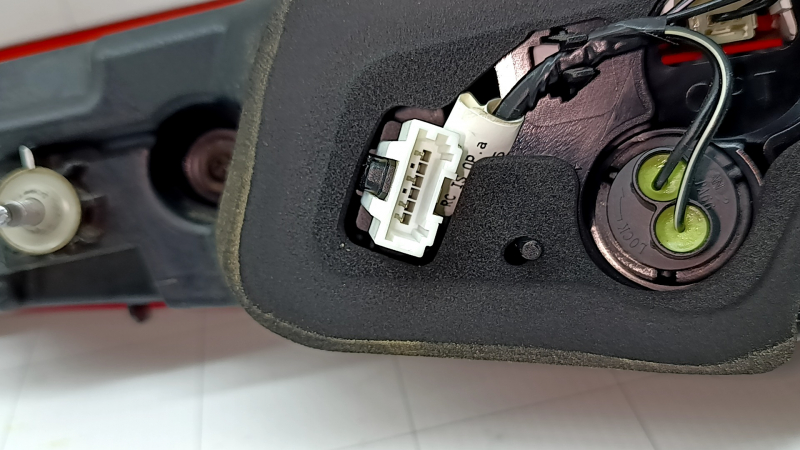 Фонарь внутренний крышка багажника центральный Kia K5 21-24 LED, тип 1, без камеры и кнопки, трещина