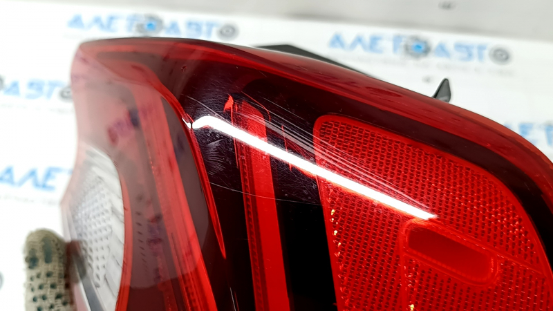 Фонарь внешний крыло правый Kia K5 21-24 LED, потерт