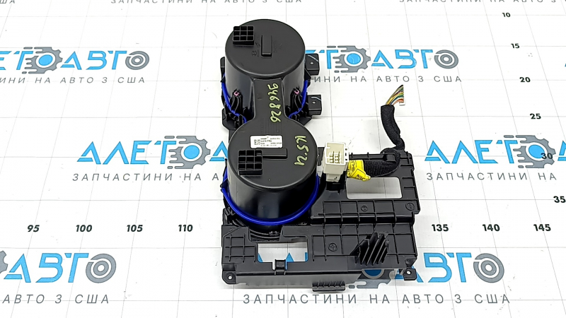 Панель подстаканников Kia K5 21-24 черный с серебром, потерт