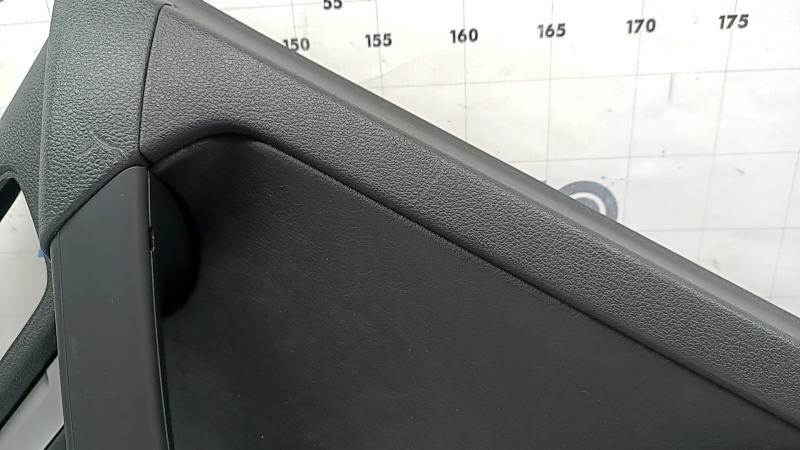 Обшивка двери карточка задняя левая VW Tiguan 09-17 черная, подлокотник кожа черный, вставка черная кожа, хром молдинг, под акустику Dynaudio, царапины