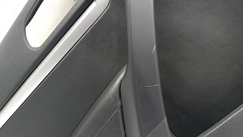 Обшивка двери карточка задняя левая VW Tiguan 09-17 черная, подлокотник кожа черный, вставка черная кожа, хром молдинг, под акустику Dynaudio, царапины