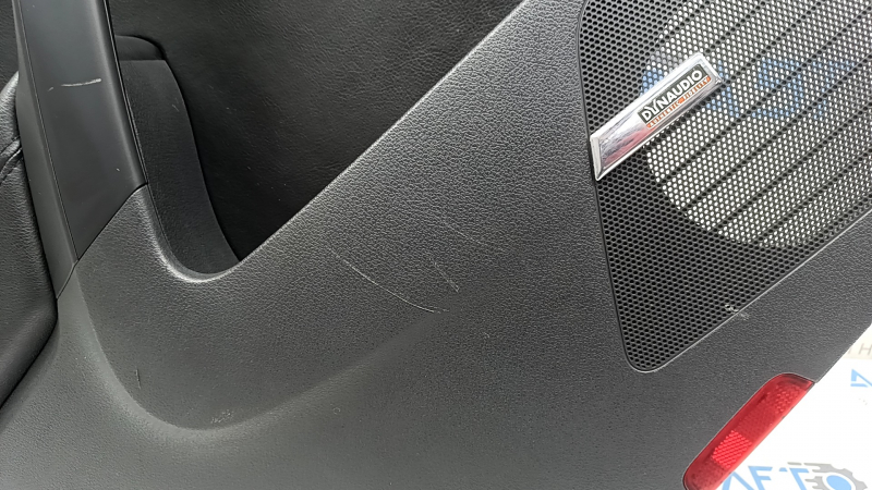 Обшивка двери карточка задняя левая VW Tiguan 09-17 черная, подлокотник кожа черный, вставка черная кожа, хром молдинг, под акустику Dynaudio, царапины