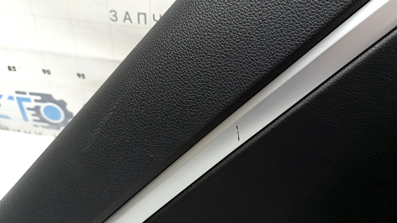 Обшивка двери карточка задняя левая VW Tiguan 09-17 черная, подлокотник кожа черный, вставка черная кожа, хром молдинг, под акустику Dynaudio, царапины