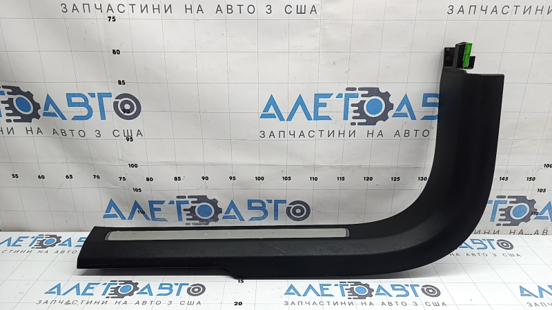 Накладка порога передняя левая внутренняя Volvo XC90 16-25 черная с хром вставкой с подсветкой, царапины