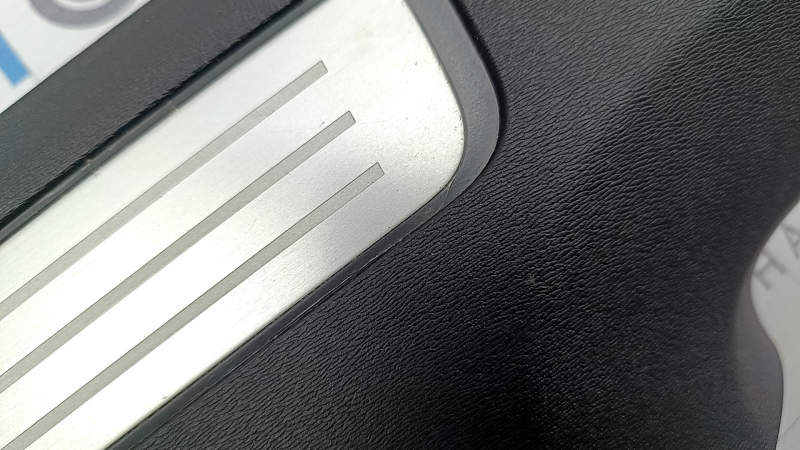 Накладка порога задняя левая внутренняя Volvo XC90 16-22 с подсветкой, черная, треснута подсветка