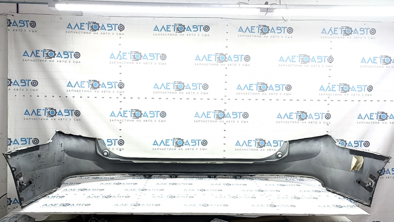 Бампер задний голый верхняя часть Volvo XC90 16-19 под автопарковку, белый, трещины в креплениях, царапины