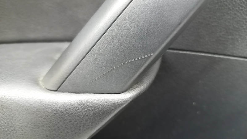 Обшивка двери карточка задняя левая VW Passat b7 12-15 USA черная, с черной вставкой кожа, подлокотник кожа, молдинг серый глянец, с ручкой, с кнопками, царапины