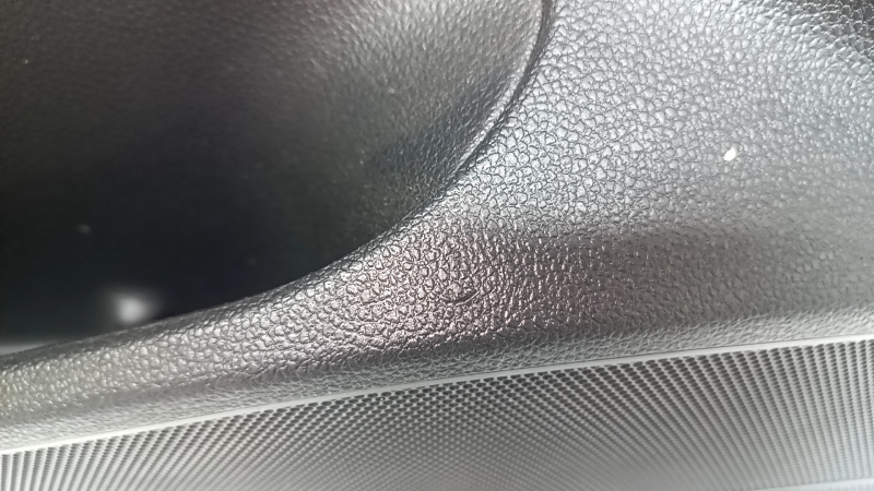 Обшивка двери карточка задняя левая VW Passat b7 12-15 USA черная, с черной вставкой кожа, подлокотник кожа, молдинг серый глянец, с ручкой, с кнопками, царапины
