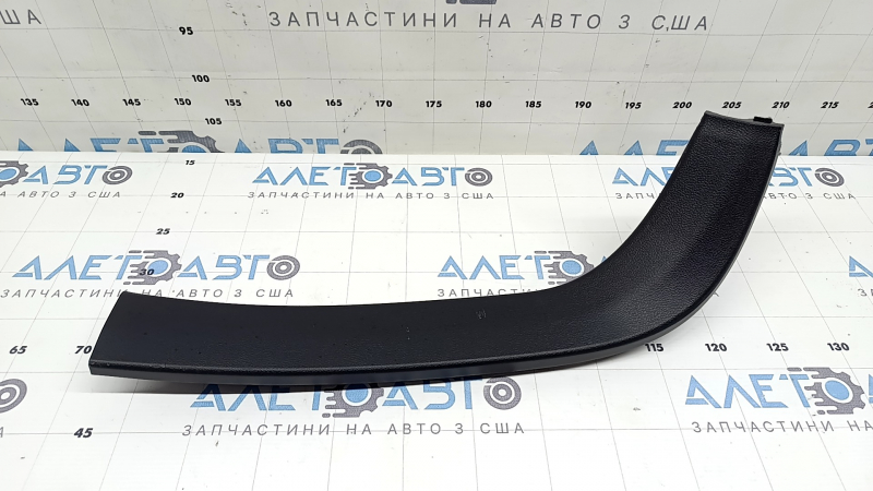 Обшивка двери багажника левая Toyota Prius 50 16-22 черная, под шторку, царапины