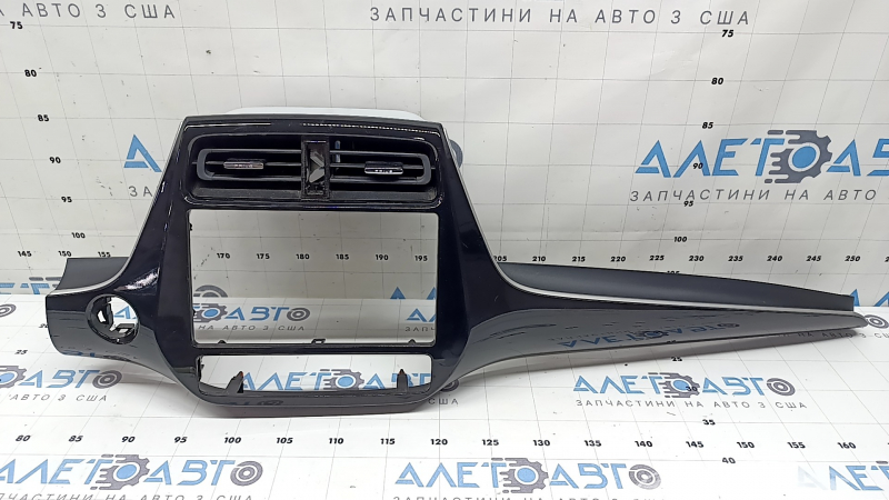 Накладка торпеды центральная Toyota Prius 50 19-22 глянец черная, без кнопки, царапины