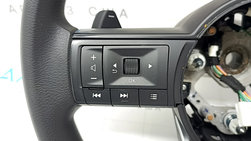 Руль голый Nissan Rogue 22-26 резина черная, с кнопками и лепестками