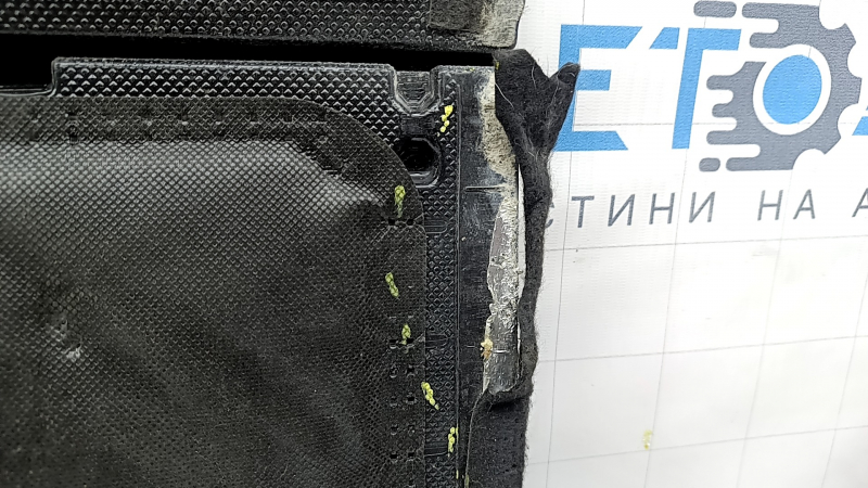 Пол багажника Hyundai Tucson 16-21 черный, потерта, отклеилась ткань