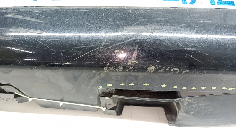 Порог правый Toyota Camry v50 12-14 usa LE XLE без хрома, сломаны крепления, нет фрагмента, царапины, потерт