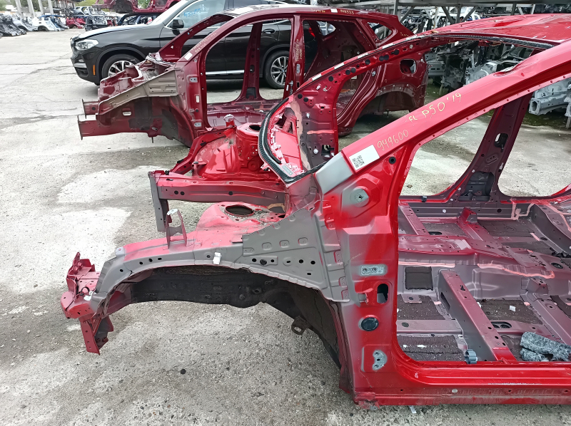 Четверть передняя левая Toyota Prius 50 16-22 на кузове, красная, примята стойка