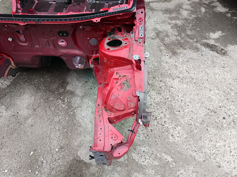 Четверть передняя левая Toyota Prius 50 16-22 на кузове, красная, примята стойка