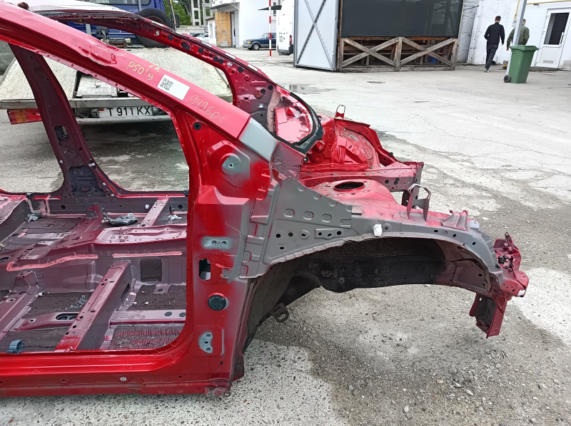 Четверть передняя правая Toyota Prius 50 16-22 на кузове, красная, примята стойка, тычка