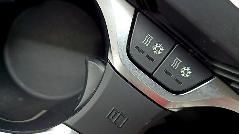 Подстаканник с подогревом и охлаждением BMW X7 G07 19-26 с накладкой черной с хром, царапины