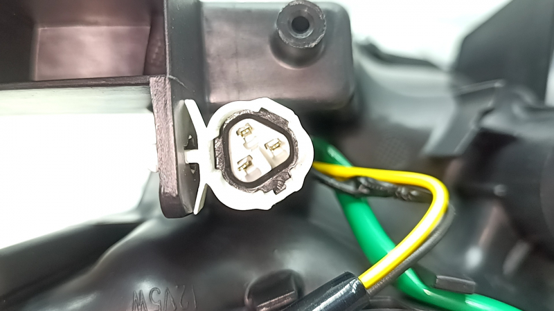 Фара передняя правая Toyota Prius V 12-14 дорест галоген