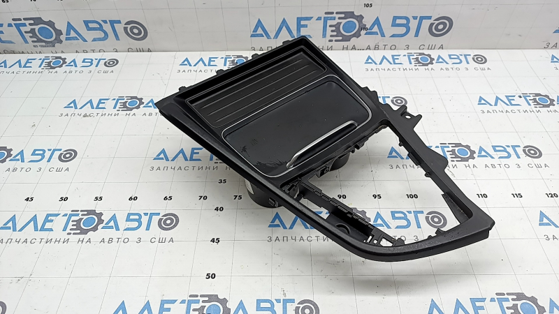 Накладка центральной консоли с подстаканниками BMW 4 F32/33/36 16-20 с ковриком, с 1 ковриком подстаканника, царапины