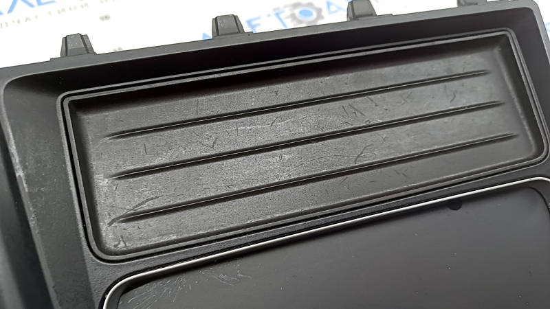 Накладка центральной консоли с подстаканниками BMW 4 F32/33/36 16-20 с ковриком, с 1 ковриком подстаканника, царапины